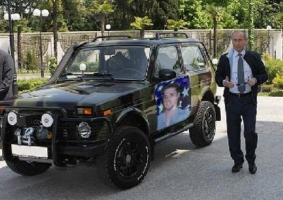 Фотоприкол на двери авто у Владимира Путинина